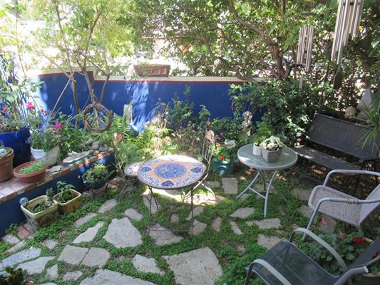 Lille rundt havebord - perfekt til mindre udendørsområder